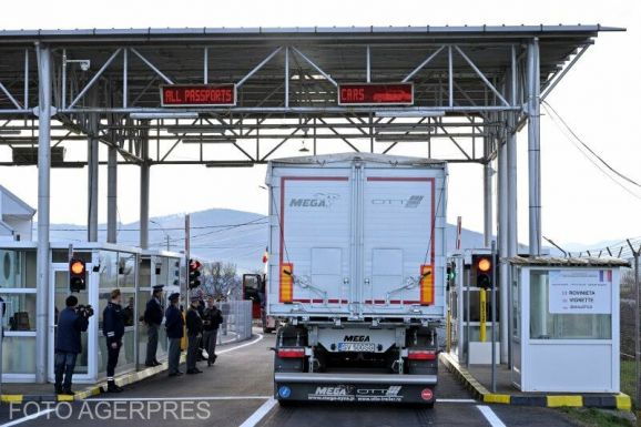 Határrendészet: Több mint 74 ezren érkeztek szombaton Romániába, mintegy tíz százalékuk ukrán állampolgár