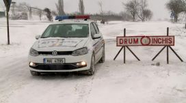 Tízezrek maradtak áram nélkül és összesen több mint félszáz út járhatatlan a hó miatt