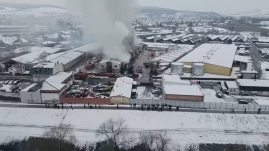 FRISSÍTVE - Kigyulladt egy raktárépület Marosvásárhelyen – A lakosságot Ro-Alert üzenetben figyelmeztették  