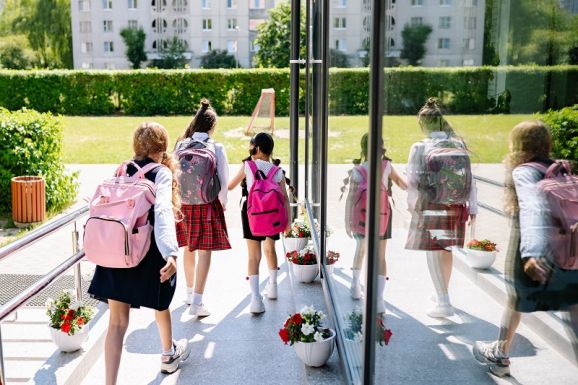A helyenként késlekedő iskolai ösztöndíjak kifizetését sürgeti a szülői szövetség