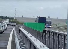 Egy kilométert tolatott autóbusszal az autópályán