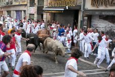 Rémisztő pillanatok a pamplonai bikafuttatáson, heten kórházba kerültek