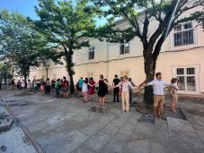 Élőlánccal tiltakoztak a kolozsváriak a Farkas utcai fák elszállítása ellen