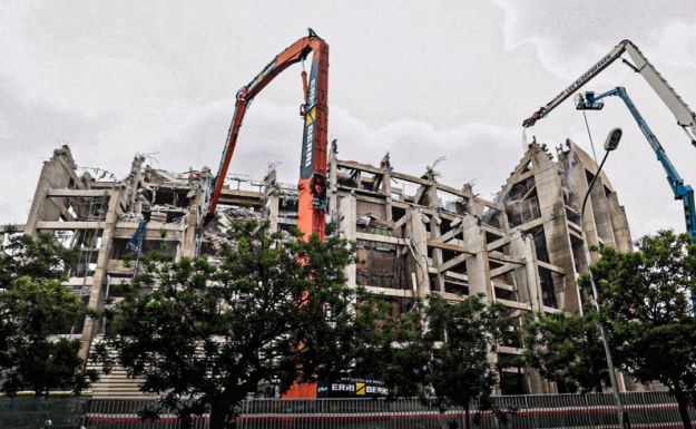 Akcióba lendültek a buldózerek, bontják a Camp Nou-t