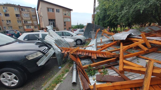 Háztetőket rongált meg a vihar Vajdahunyadon
