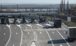 Vége az ingyenes hídhasználatnak; péntektől ismét fizetniük kell a tengerpartra utazóknak