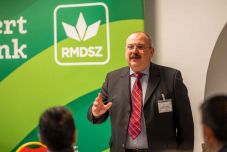 Makkai Péter: a rémségek házaiban élő idősek a nyereségre hajtó „smekerek” áldozatai