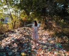 Kifizeti a francia kormány a ruhák és a cipők foltozását-javítását, csak ne dobják ki azokat