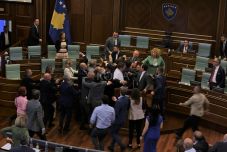 Összeverekedtek a politikusok a koszovói parlamentben