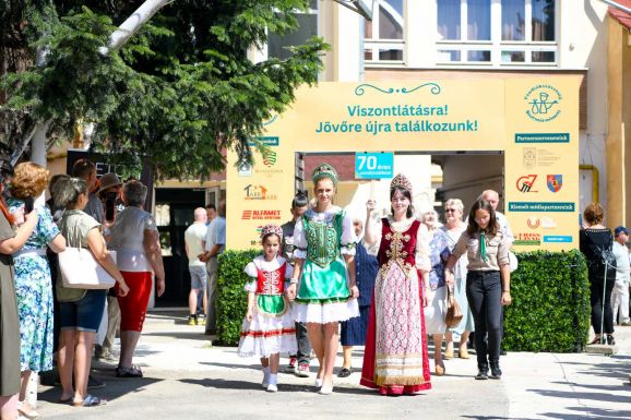Szatmárnémeti: 31. alkalommal telt meg véndiákokkal a „magyar lici”  udvara