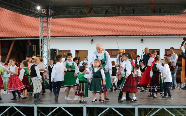 Jubileumi néptánctábort szerveztek Magyarlapádon