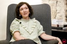 „Az erdélyi embert gyanakvóvá teszi, ha valami könnyű, számára a nehéz a természetes” – Mi fér bele egy kávéba? Botházi Mária íróval