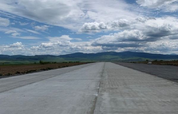 Történelmi pillanat: leszállt Hargita megyében az első utasszállító repülőgép