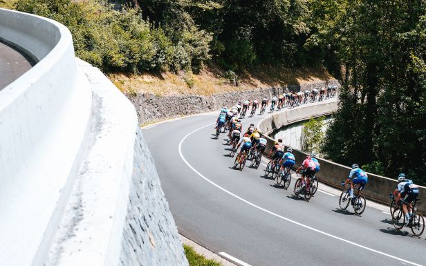 Videón, ahogy egy szelfiző néző tömegbalesetet okoz a Tour de France versenyen