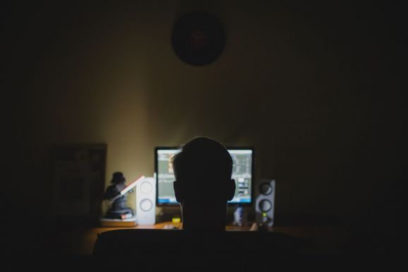 Több mint egymillió, kiskorúakkal készült pornográf anyagot birtokolt egy férfi Kolozs megyében