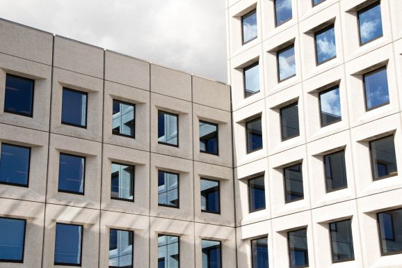 Hőségriadó: fehérre festettetné a tömbházakat egy brassói képviselő