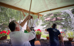 Orbán Viktor megérkezett Tusnádfürdőre és seprűnyelet ragadott