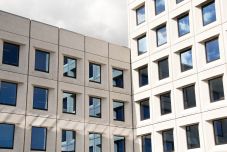 Hőségriadó: fehérre festettetné a tömbházakat egy brassói képviselő