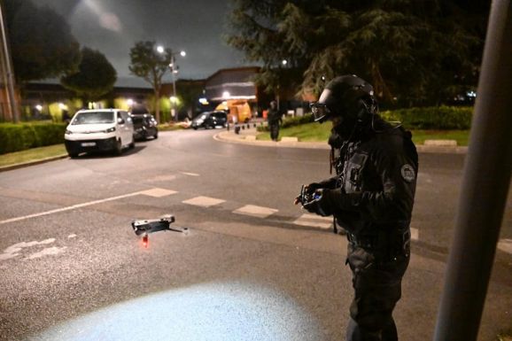 Megtámadták egy polgármester házát a franciaországi elővárosi zavargók