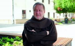 „Ha kirúgnak egy magyar ferences papot, aki a magyaroknak közvetíti Isten szavát, akkor vele együtt a hívőket is kirúgják a templomból.”