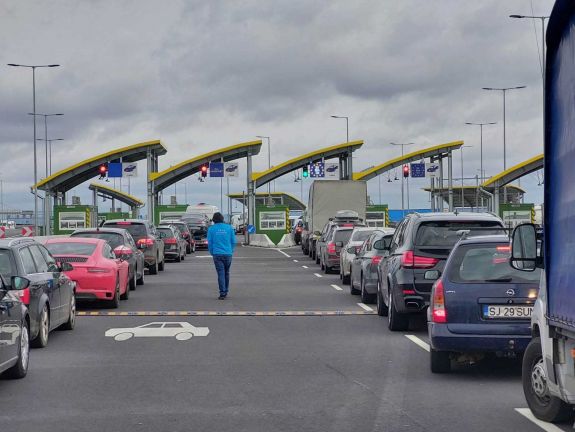 Utazók, figyelem: nagy a torlódás a nagylaki határátkelőnél Magyarország irányába