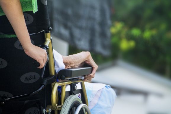 FRISSÍTVE: „Számoljunk fel mindent” – menesztéseket kér Ciolacu a szociális központok ellenőrzése után