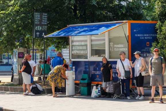 Friss vizet és árnyékot biztosítanak a járókelőknek Kolozsváron
