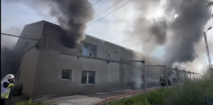 Kigyulladt egy nyárádtői raktárépület