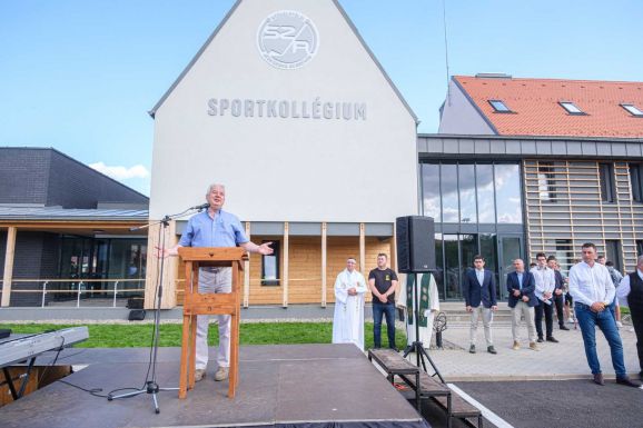 „A sport által jobb emberek, jobb magyarok leszünk” – felvatták a jégkorongakadémia csíkkarcfalvi kollégiumát