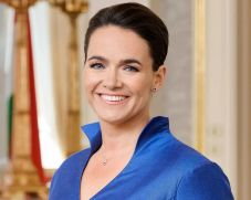 Novák Katalin átússza a Balatont