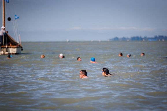 Több mint tízezer résztvevő volt a Balaton-átúszáson - Novák Katalin is teljesítette a klasszikus távot
