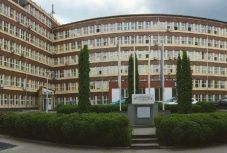 Szörnyethalt egy idős asszony, miután kivetette magát a kórház harmadik emeletéről