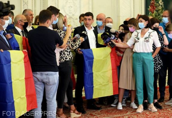 Oltás- és magyarellenes jelöltekkel készül Európába az AUR  