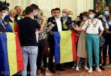 Oltás- és magyarellenes jelöltekkel készül Európába az AUR  