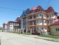 A bánffyhunyadi Kis-India: már közel 90 cigánypalota tornyosul Kalotaszeg központjában