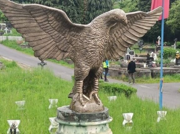 Ellopták a zilahi temetőből a római sast: a rendőrség megtalálta a bronzszobrot