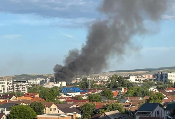 FRISSÍTVE:  Tűz ütött ki egy kolozsvári raktárépületben; riasztották a lakosságot