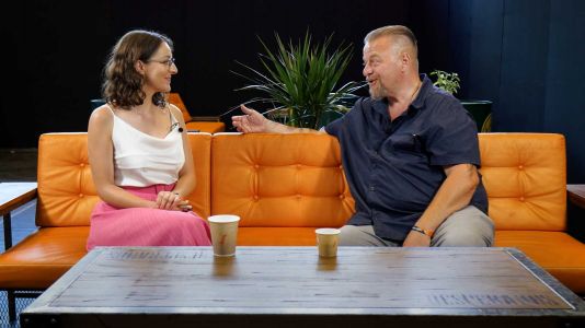 Mi fér bele egy kávéba? – Nyerges Attilával, az Ismerős Arcok zenekar frontemberével