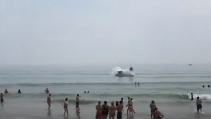 Turistákkal zsúfolt strand közelében zuhant vízbe egy kisrepülő