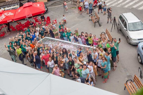 A világrekord nem sikerült, de közösségi élményt hozott az udvarhelyi kirakózás