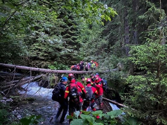 Kilenc magyarországi turista letért a kijelölt útról és eltévedt a Radnai-havasokban