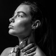 Tóth Andi az éneklést divattervezéssel helyettesíti: saját ruhakollekciót dobott piacra a nagyváradi származású énekesnő