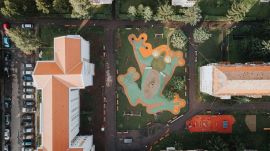 Megnyitotta kapuit a Mesebeli béka játszótér Csíkszeredában