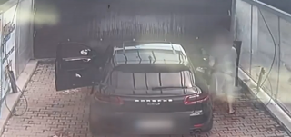 Szánalmas: vödröt lopott az autómosóból egy luxusautó tulajdonosa (VIDEÓ)