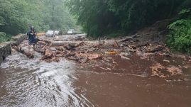 FRISSÍTVE – Kövek estek a Transzofgarasi-útra, leállt a forgalom