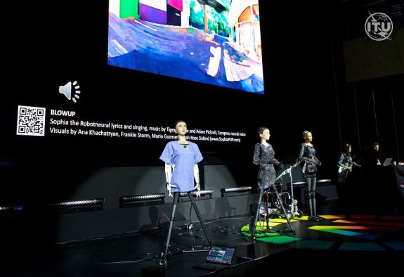 Robotok sajtótájékoztatón: hatékonyabb vezetők lennénk az embereknél