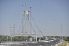 Alig adták át a brăilai Duna-hidat, máris megtörtént az első baleset