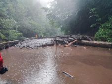Egy sávon, felváltva zajlik a közlekedés a Transzfogarasi-úton