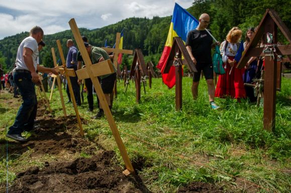 FRISSÍTVE – Úzvölgye: a Calea Neamului illegálisan állított fel 150 fakeresztet a rendőrség és a csendőrség orra előtt