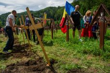 FRISSÍTVE – Úzvölgye: a Calea Neamului illegálisan állított fel 150 fakeresztet a rendőrség és a csendőrség orra előtt